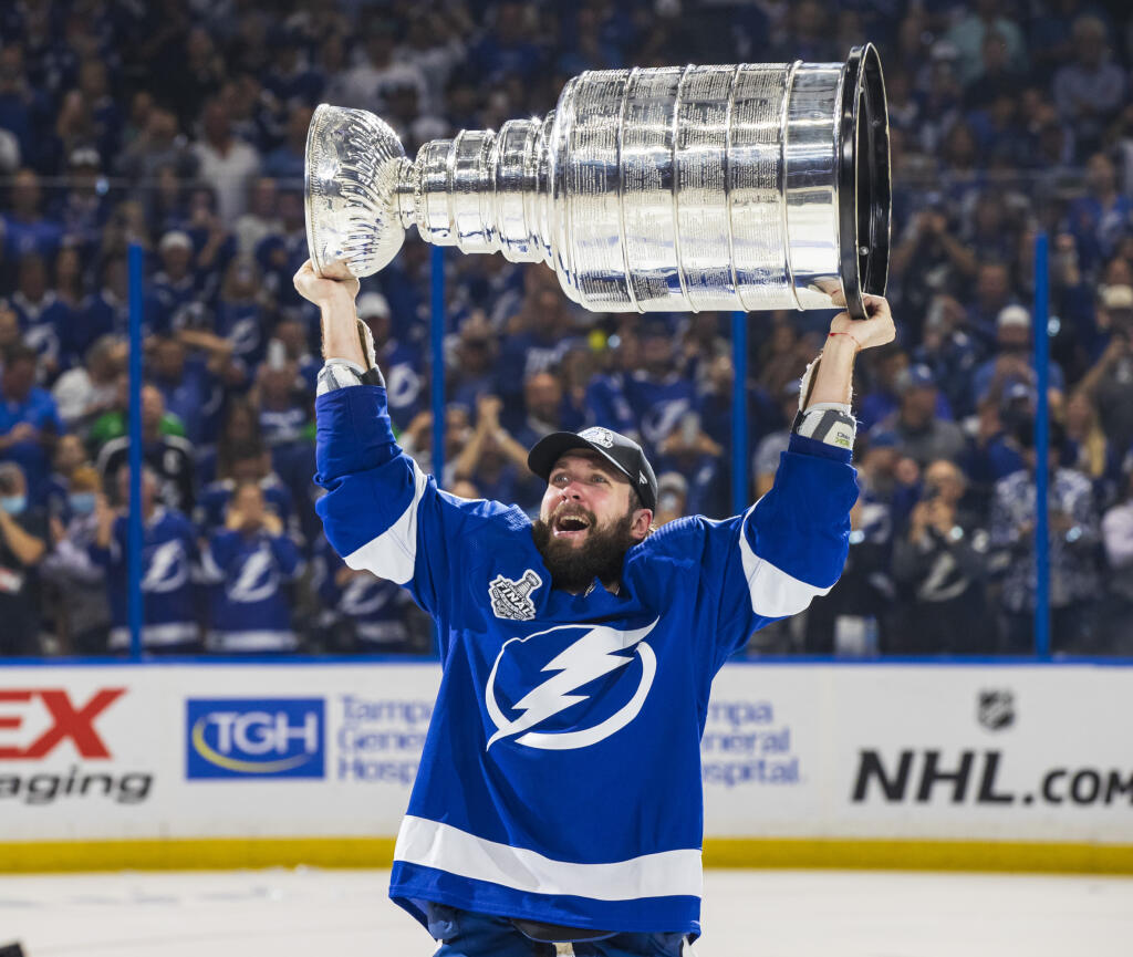 Ruský útočník sa teší zo svojho druhého Stanley Cupu.