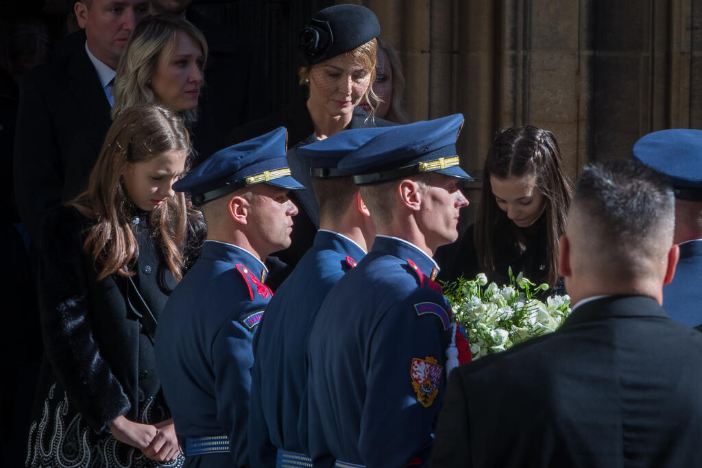 Zádušná omša za zosnulého Karla Gotta v chráme Svätého Víta na Pražskom hrade. S hudobnou legendou sa prišlo rozlúčiť množstvo známych osobností kultúrneho a verejného života. Na snímke je Nelly Sofie Gottová, Ivana Gottová a Charlotte Ella Gottová.