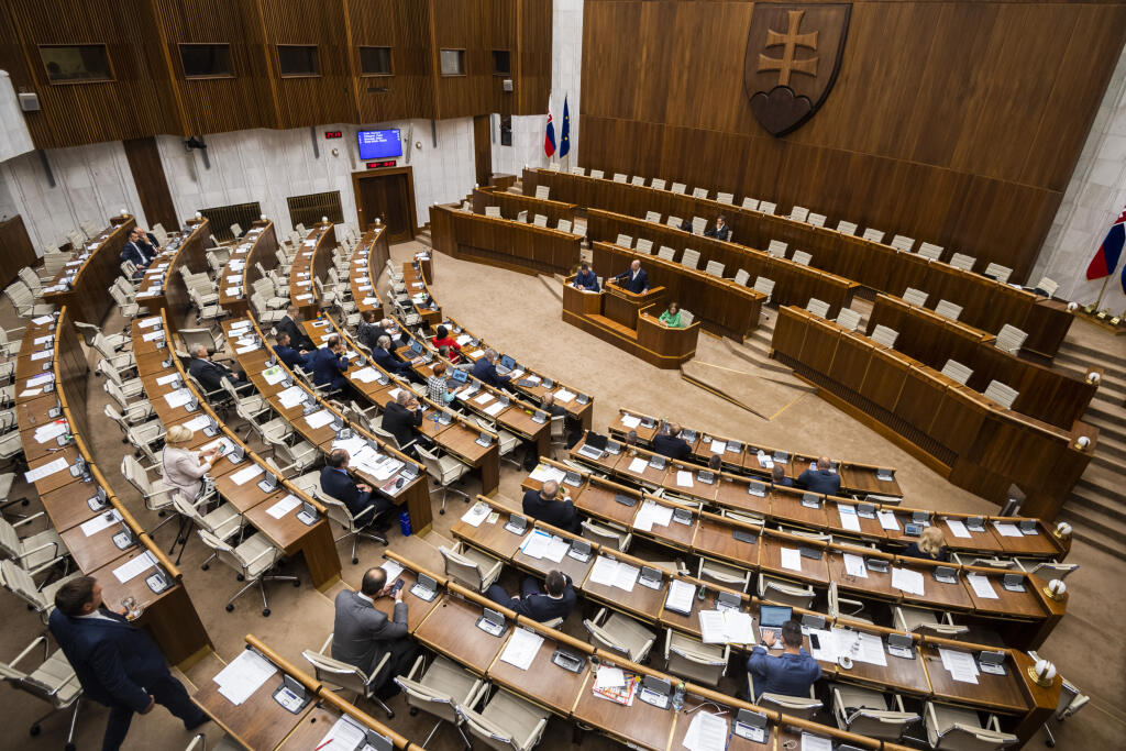 Na snímke pri rečníckom pulte poslanec NRSR Richard Sulík (SaS), poslanci aj ministri OĽaNO v pléne nie sú počas 73. schôdze NRSR o odvolaní podpredsedu vlády a ministra financií SR Igora Matoviča (OĽaNO) v Bratislave 28. septembra 2022. FOTO TASR - Jaroslav Novák