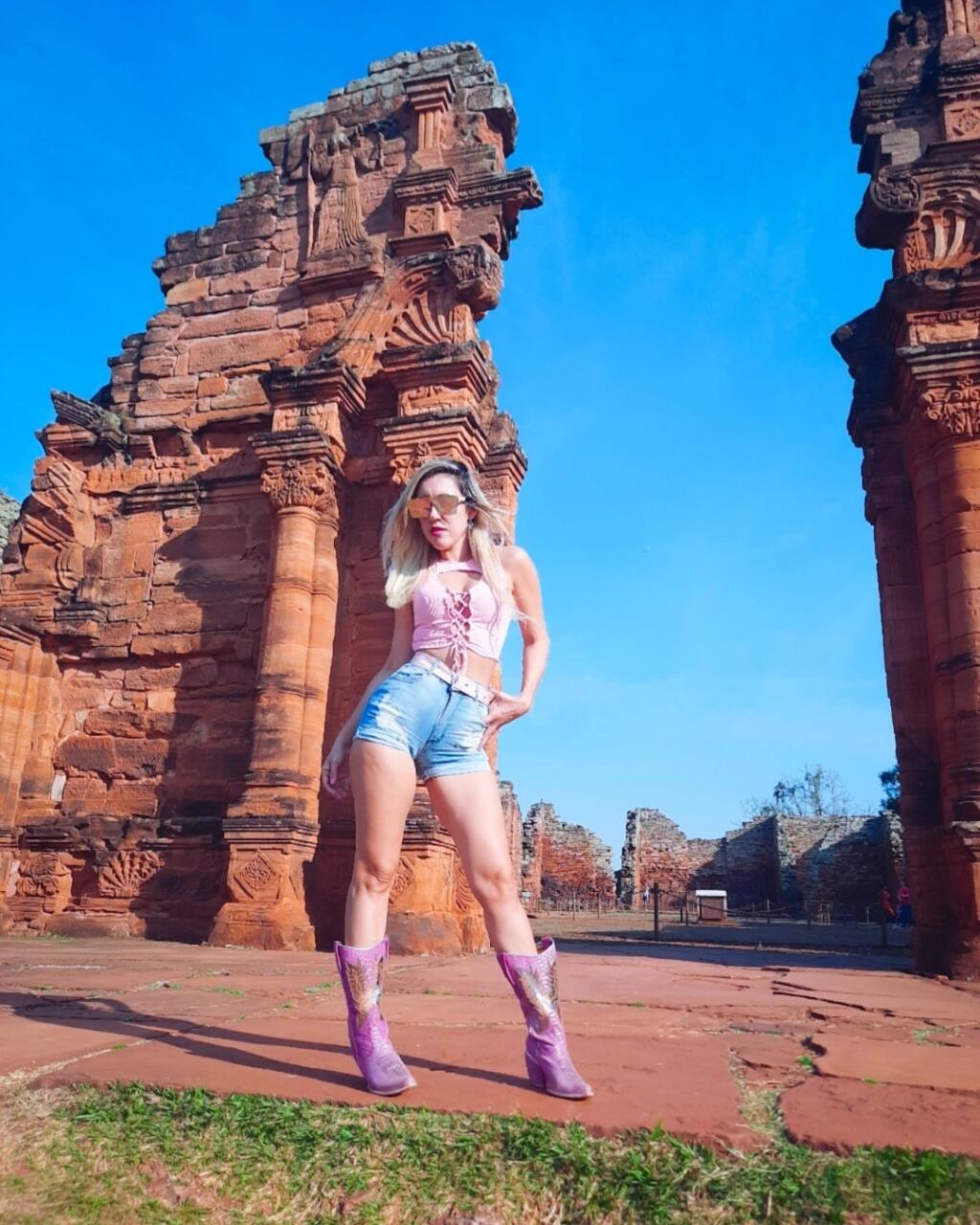 Debby Gimenezsa rada predvádza na sociálnych sieťach v úspornom oblečení.