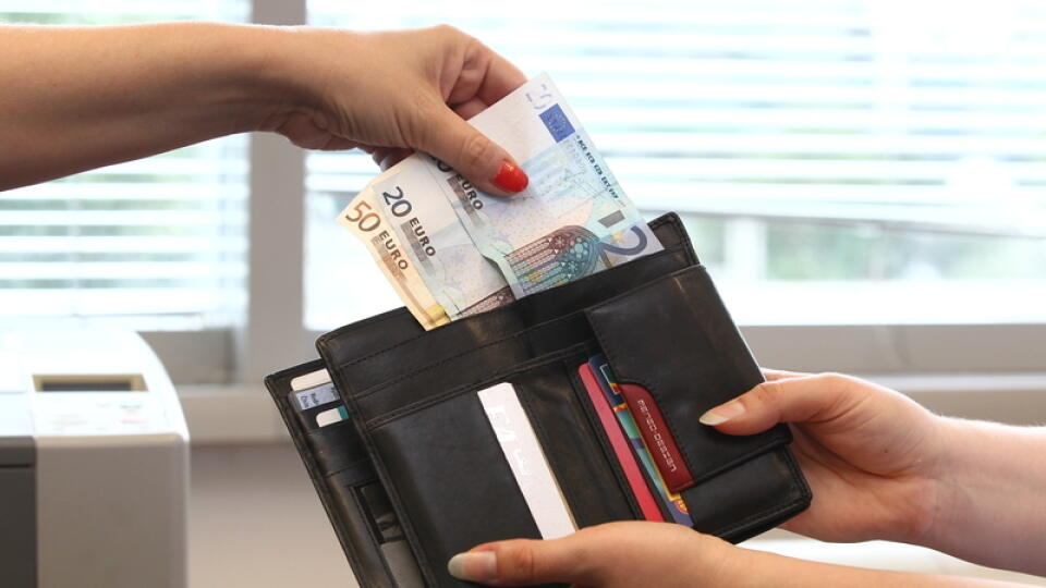 Väčšina Slovákov môže o vyšších zárobkoch len snívať.