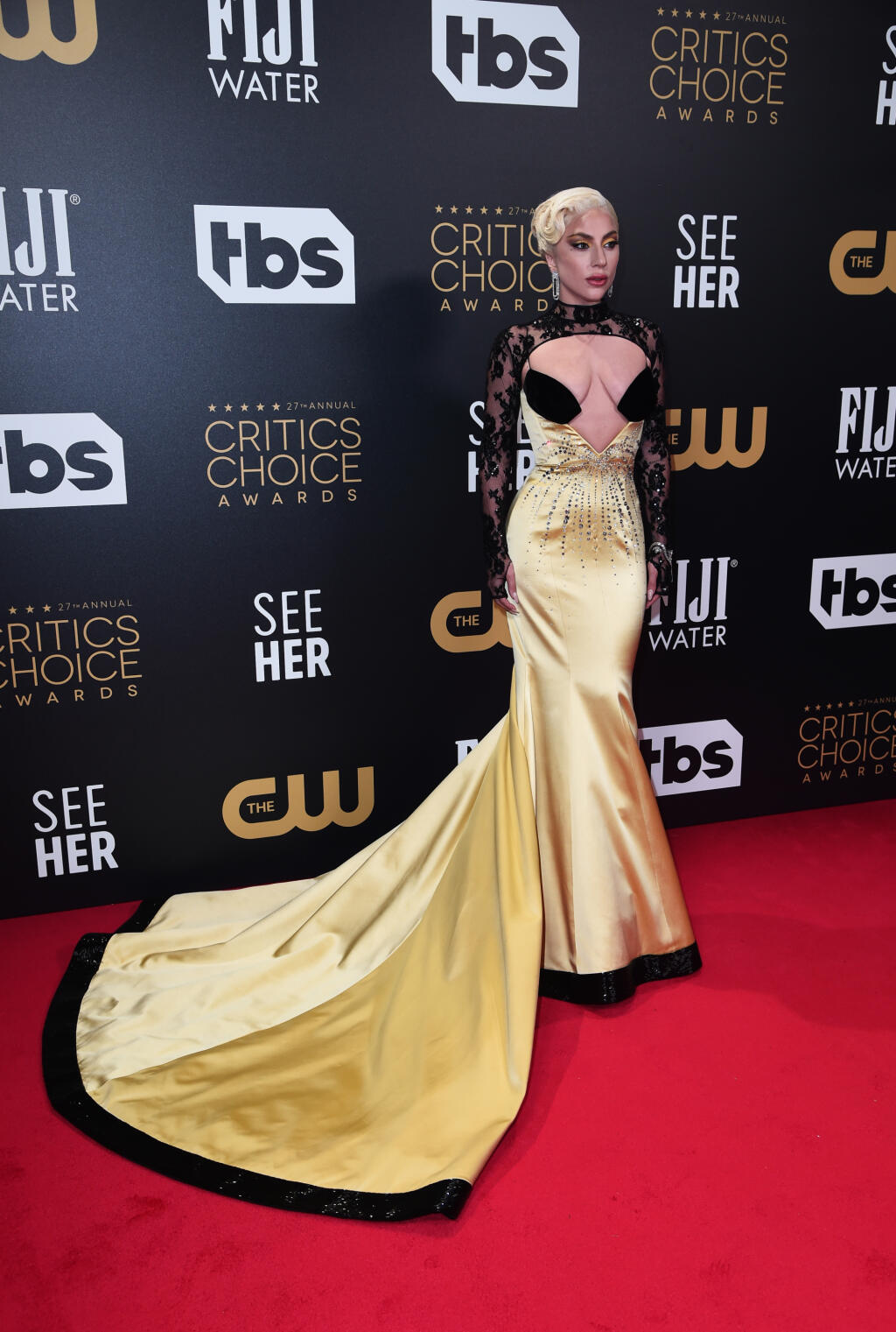 Výstrih Lady Gaga nepôsobil opticky najlepšie.