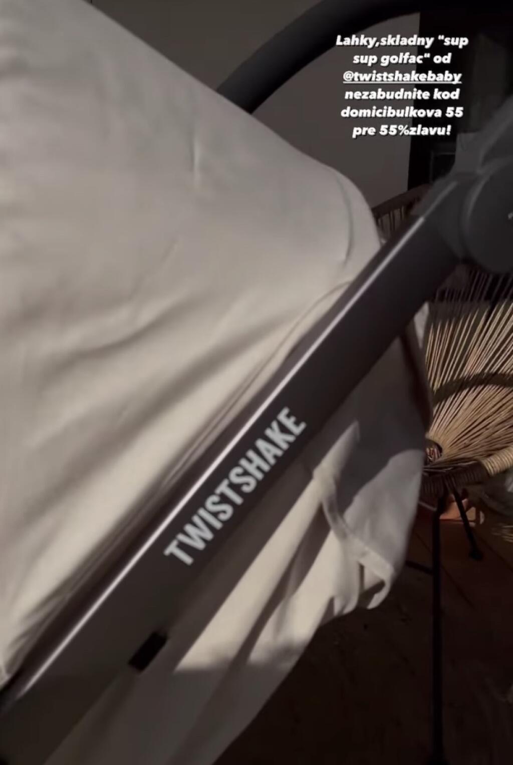 Jakubko sa po novom vyváža v kočíku značky Twistshakebaby, ktorého cena je 700 eur.