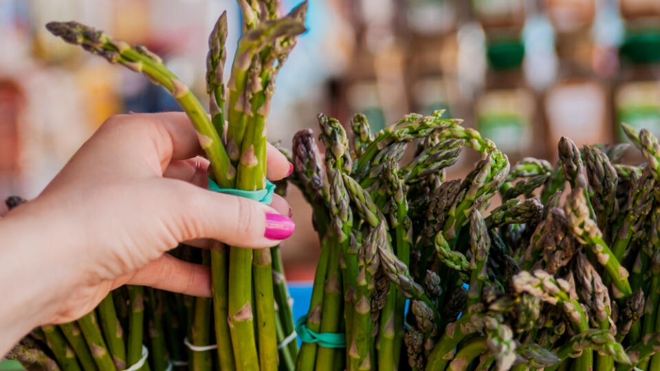 Woman,Buys,Asparagus.,Bunch,Of,Fresh,Asparagus,With,Woman,Hands.