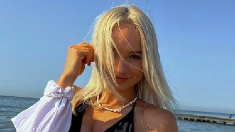 Slovensko sa môže pýšiť tým, že má jedny z najúspešnejších a zároveň najkrajších fitnesiek na svete. K špičke bezpochyby patrí aj Zuzana Kardošová, ktorej krivky sú závidenia hodné. Naposledy ich v plnej paráde predviedla na dovolenke v Taliansku. Keď sa vyzliekla, na pláži nikto nedýchal.