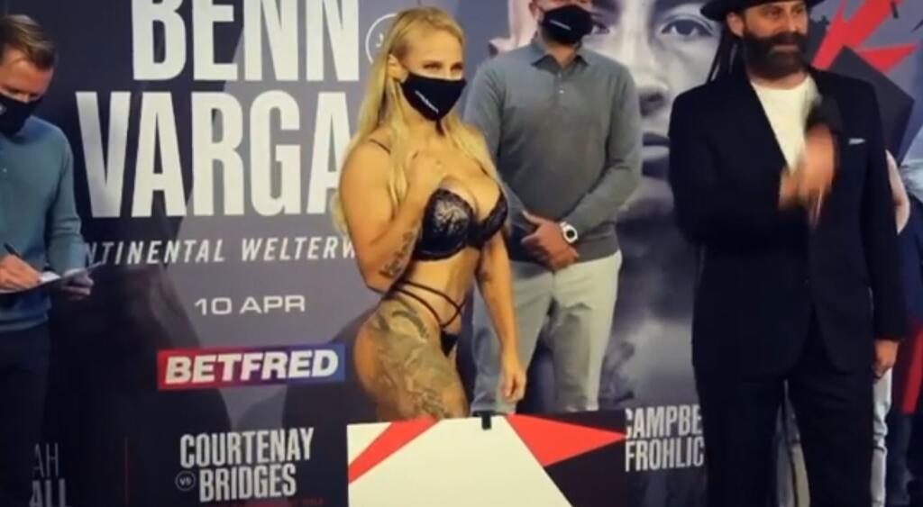 Keďže súperky sa vyzliekajú zo šiat, aby ich hmotnosť bola čo najnižšia, na váhu sa postavia v spodnej bielizni. Keď sa však vyzliekla Bridgesová, mnohým spadla sánka. Za všetko mohli jej obrovské prsia.