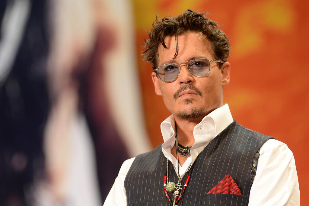 Johnny Depp (57)
Búrlivák z amerického Kentucky Johnny Depp školu zabalil už v 15-tich, aby sa vrhol na kariéru rockového muzikanta. Herectvo v tom čase bral len záložný plán, no keď v mekke hollywoodskeho filmu Los Angeles vyskúšal pár konkurzov, onedlho už hviezdil v seriáli „Jump Street 21“ či horore „Nočná mora z Elm Street“ a spoznali ho všetci.