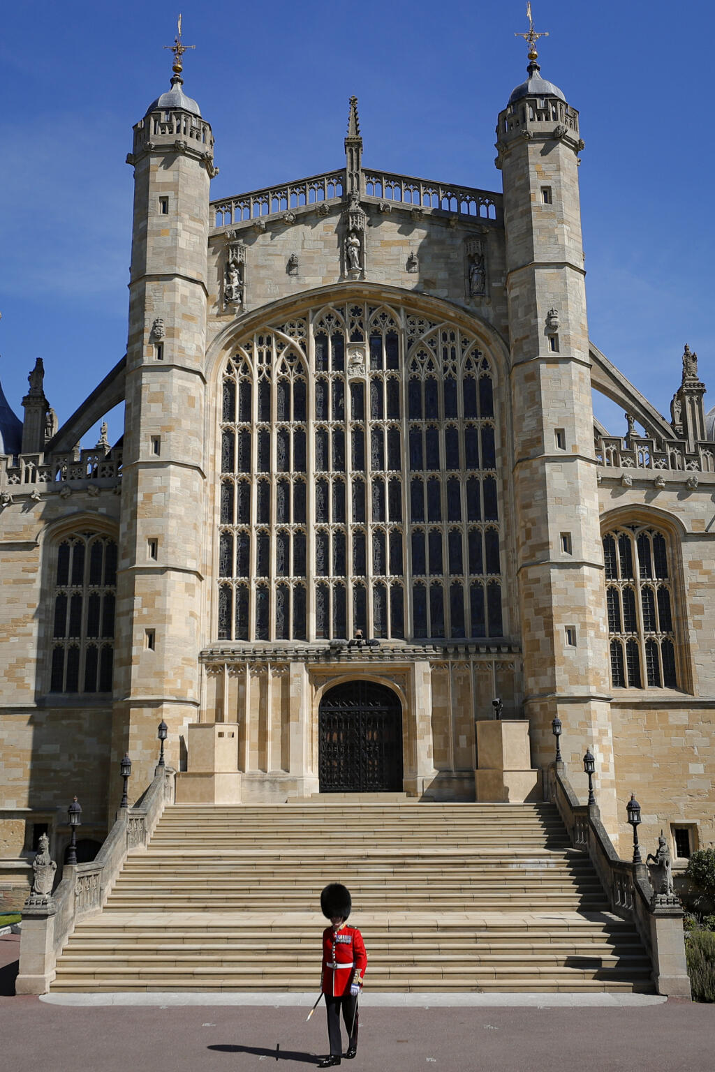 JB 50 Windsor - Člen kráľovskej stráže stojí pred Kaplnkou svätého Juraja v areáli Windsorského zámku vo Windsore 17. apríla 2021 pred pohrebom britského princa Philipa, manžela britskej kráľovnej Alžbety II., ktorý zomrel minulý piatok vo veku 99 rokov. Pohreb sa uskutoční v sobotu popoludní v areáli Windsorského zámku, informovala v pondelok stanica BBC. Pohrebné obrady sa budú konať v tamojšej kaplnke svätého Juraja o 15.00 h miestneho času (16.00 h SELČ). Celý obrad sa uskutoční výlučne v ar