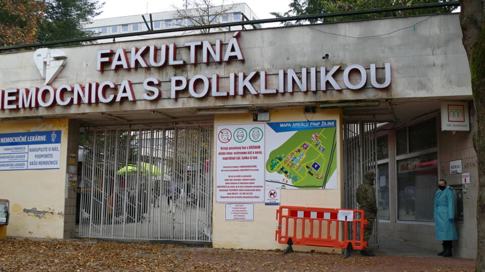 Na snímke vstup do areálu Fakultnej nemocnice s poliklinikou v Žiline 30. októbra 2020. FOTO TASR - Erika Ďurčová