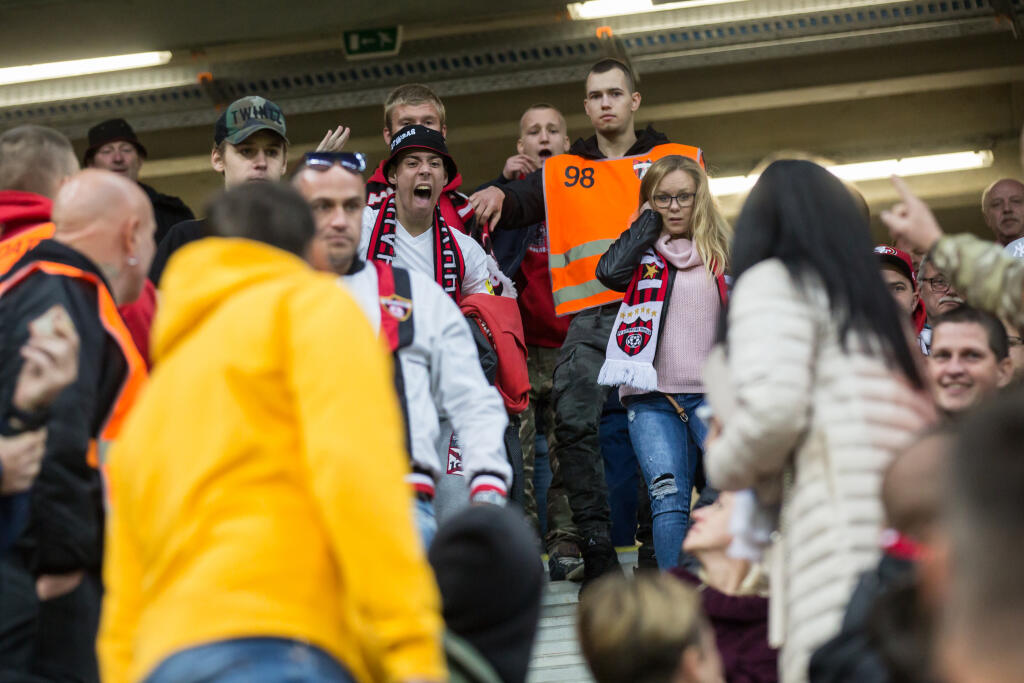 V derby v septembri v roku 2018 prišli vtedajšieho trénera Slovana Martina Ševelu podporiť do Trnavy aj rodinní príslušníci. Dostali sa však do konfliktu s fanúšikmi Spartaka, Ševelovho syna dokonca napadli.