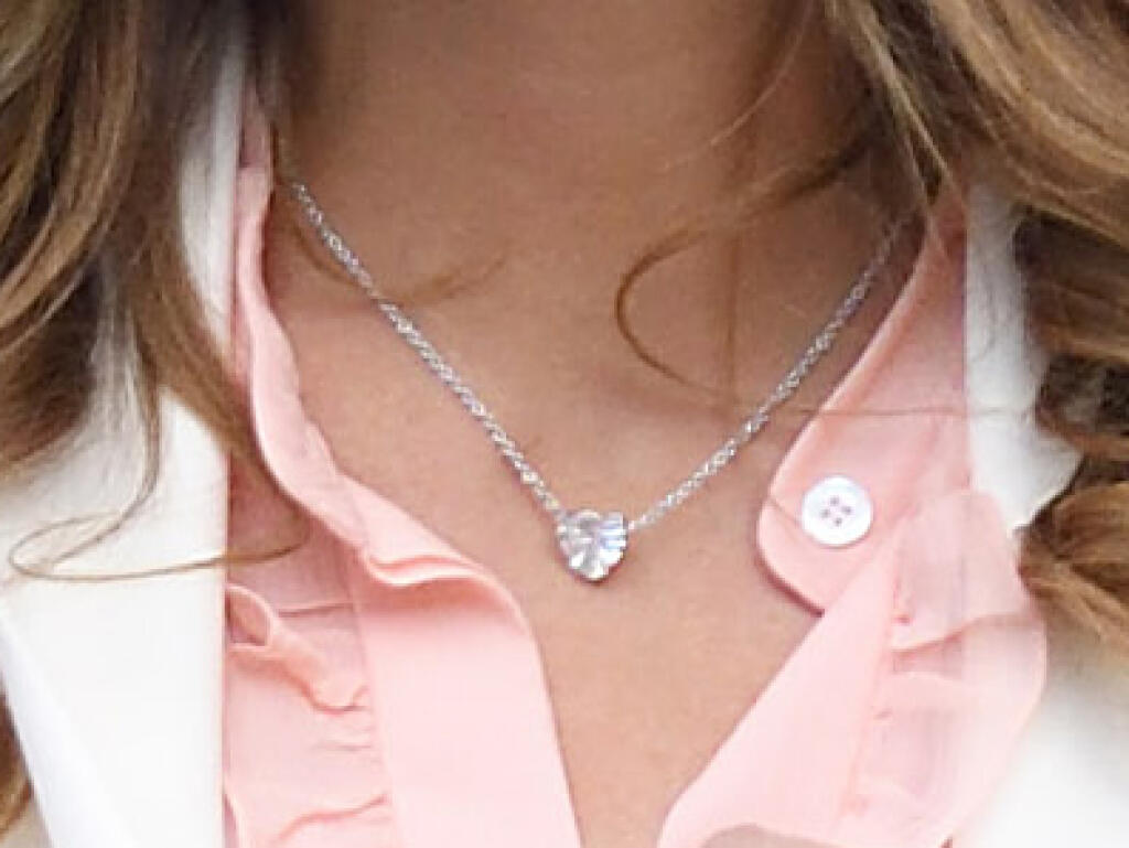 Ani na krku to nemá Mirka najlacnejšie. Veľký diamant sa taktiež trbliece do diaľky.