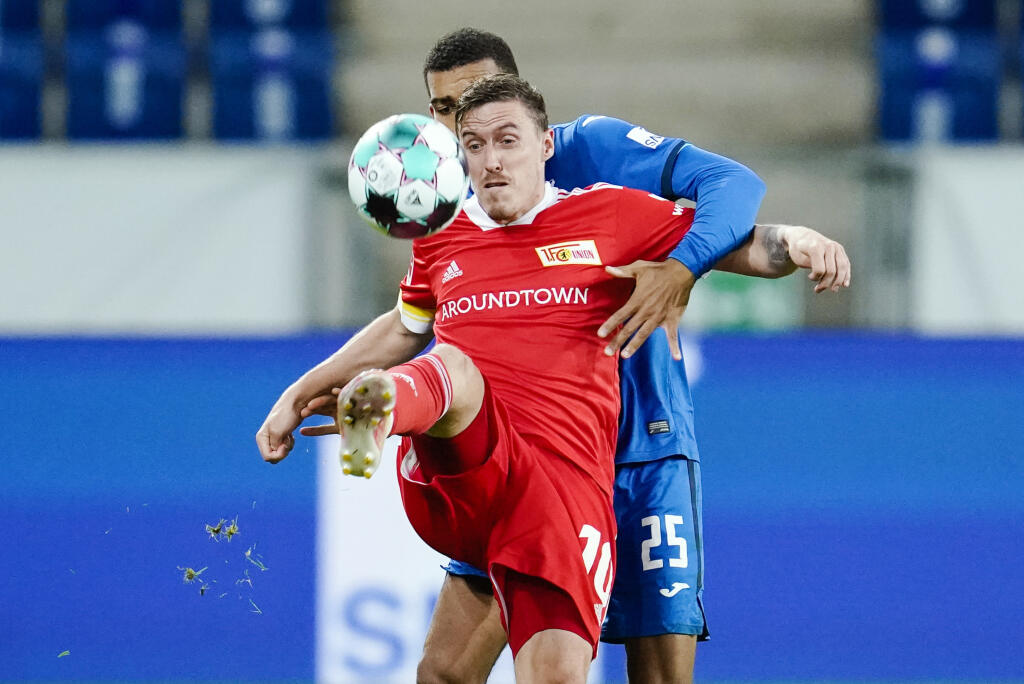 EBE 43 Sinsheim - Na snímke v popredí hráč Berlína Max Kruse a hráč Hoffenheimu Kevin Akpogumav zápase 6. kola nemeckej Bundesligy vo futbale TSG 1899 Hoffenheim - Union Berlín v Sinsheime v pondelok 2. novembra 2020. FOTO TASR/AP
Berlin's Max Kruse, front, battles for the ball with Hoffenheim's Kevin Akpoguma during their German Bundesliga soccer match at the PreZero-Arena in Sinsheim, Germany, Monday, Nov, 2, 2020. (Uwe Anspach/dpa via AP)