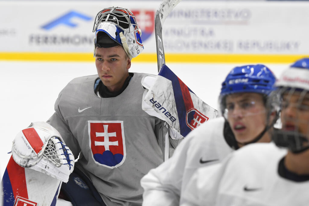 Slovenská hokejová reprezentácia do 20 rokov v Poprade počas prípravy na augustové IIHF majstrovstvá sveta U20. Na snímke brankár Šimon Latkóczy. V Poprade 18. júla 2022. FOTO TASR – Milan Kapusta