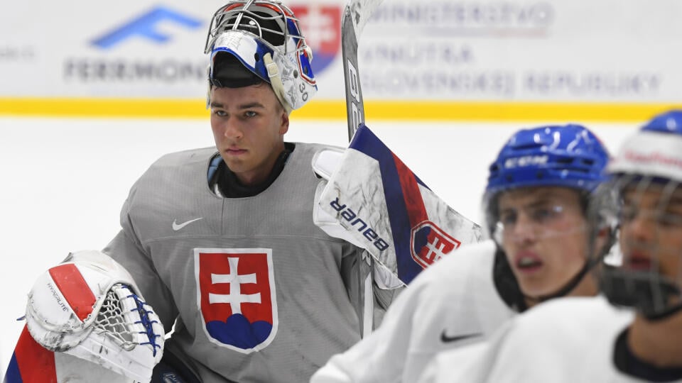 Slovenská hokejová reprezentácia do 20 rokov v Poprade počas prípravy na augustové IIHF majstrovstvá sveta U20. Na snímke brankár Šimon Latkóczy. V Poprade 18. júla 2022. FOTO TASR – Milan Kapusta
