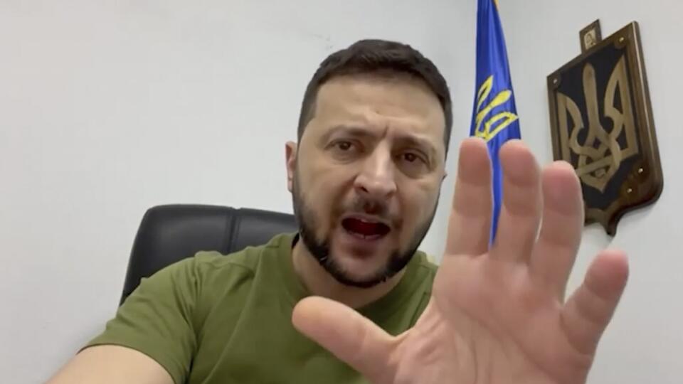 WA 9 Kyjev - Ukrajinský prezident Volodymyr Zelenskyj sa prihovára z Kyjeva počas 57. dňa ruskej invázie na Ukrajinu vo štvrtok 21. apríla 2022. FOTO TASR/AP
In this image from video provided by the Ukrainian Presidential Press Office, Ukrainian President Volodymyr Zelenskyy speaks from Kyiv, Ukraine, Thursday, April 21, 2022. (Ukrainian Presidential Press Office via AP)