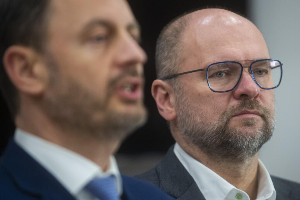 Na snímke zľava dočasne poverený predseda vlády SR Eduard Heger (OĽANO) a predseda SaS Richard Sulík počas tlačovej konferencie k rokovaniu o rozpočte 20. decembra 2022 v Bratislave. FOTO TASR - Jakub Kotian