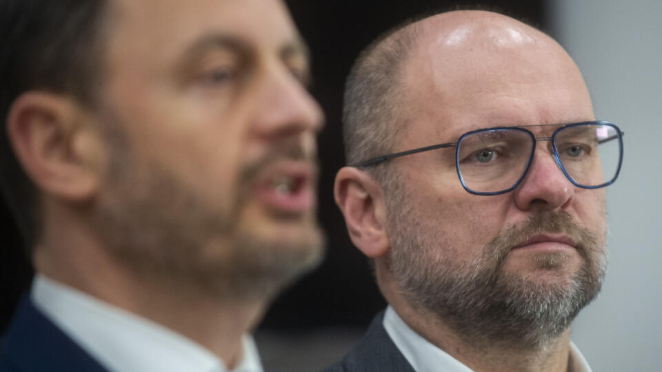 Na snímke zľava dočasne poverený predseda vlády SR Eduard Heger (OĽANO) a predseda SaS Richard Sulík počas tlačovej konferencie k rokovaniu o rozpočte 20. decembra 2022 v Bratislave. FOTO TASR - Jakub Kotian