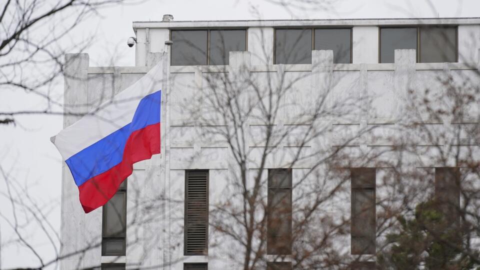 KK26 Washington - Ruská vlajka veje pred budovou ruského veľvyslanectva vo Washingtone 24. februára 2022. Ruský prezident Vladimir Putin vo štvrtok oznámil, že rozhodol o uskutočnení špeciálnej vojenskej operácie vo východnej časti Ukrajiny. Putin takisto varoval ďalšie krajiny, že akýkoľvek pokus o zasahovanie do krokov Ruska bude viesť k následkom. FOTO TASR/AP
The Russian flag flies outside the Embassy of Russia in Washington, Thursday, Feb. 24, 2022. (AP Photo/Patrick Semansky)