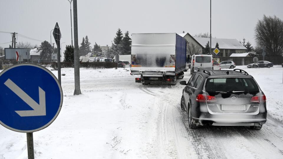 Na snímke odstavená premávka v smere na Košice počas snehovej kalamity v obci Hriadky, okres Trebišov 11. februára 2021. FOTO TASR – Roman Hanc