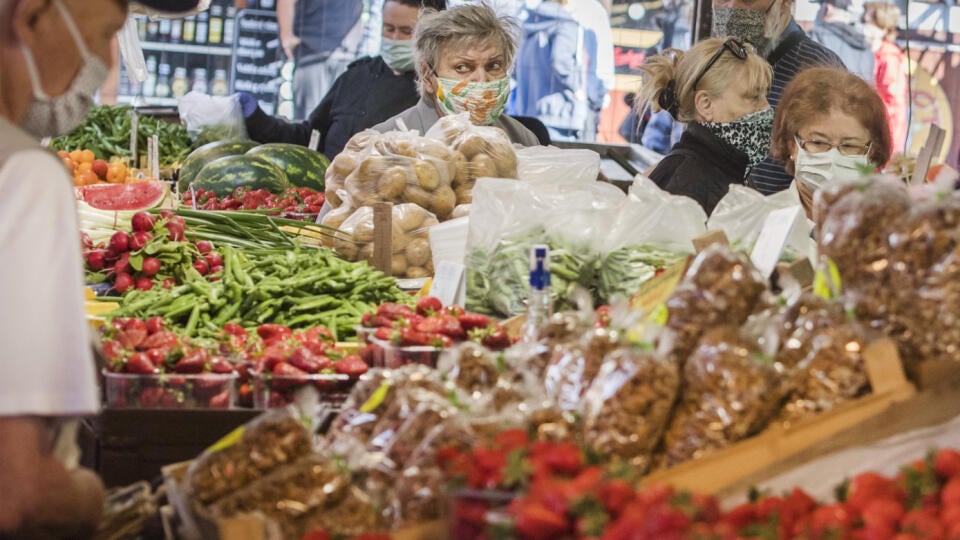 Otvorenie trhovísk potešilo mnohých. Na snímke Trhovisko Miletičova v bratislavskom Ružinove, ktoré funguje v obmedzených podmienkach v súvislosti s novým koronavírusom 2. mája 2020.