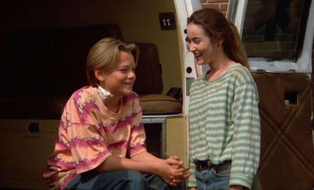 Leo DiCaprio (46): Critters 3 (1991): Zjavne existuje trend slávnych mužských hercov odrážajúcich sa z hororov. V jednom z nich o ľudožravých chlpatých príšerách si Leo DiCaprio strihol nezabudnuteľnú scénu, v ktorej sleduje smrť svojho nevlastného otca. Už dva roky nato sa na prahu dospelosti blysol v oceňovanej dráme Čo žerie Gilberta Grapea po boku Johnnyho Deppa a Juliette Lewis.