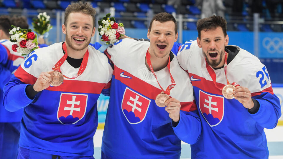 Na snímke slovenskí hráči zľava Marko Daňo, Miloš Kelemen a Peter Zuzin oslavujú po zisku bronzu po zápase olympijského turnaja v hokeji mužov o bronz Slovensko - Švédsko na ZOH 2022 v Pekingu.