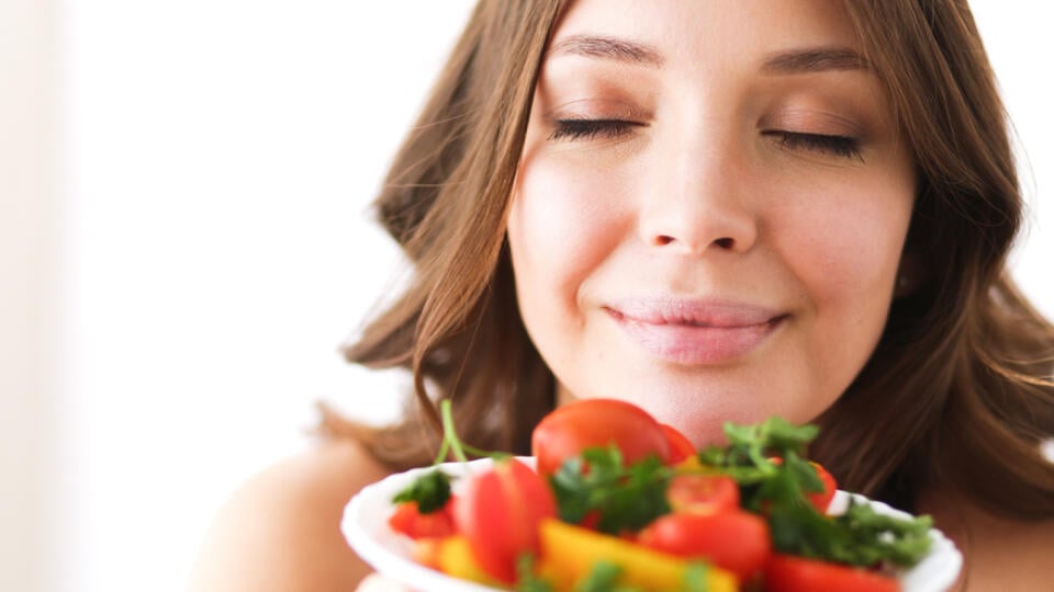 Portrait,Of,Smiling,Young,Woman,With,Vegetarian,Vegetable,Salad.