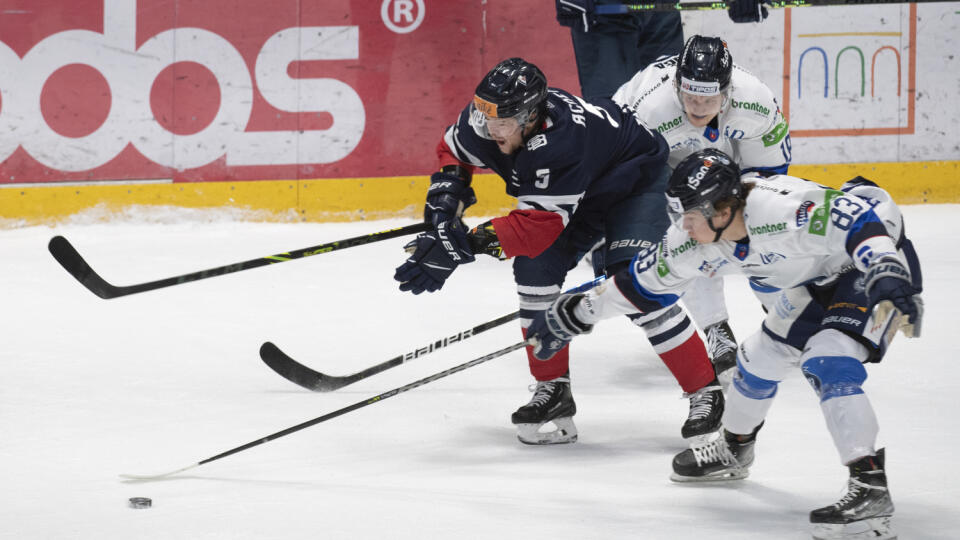 Na snímke uprosted Carl Ackered (Slovan) a vpravo Nick Jermain (Poprad) počas 34. kola hokejovej Tipos Extraligy HC Slovan Bratislava - HK Poprad 29. januára 2023 v Bratislave. FOTO TASR - Pavel Neubauer
	