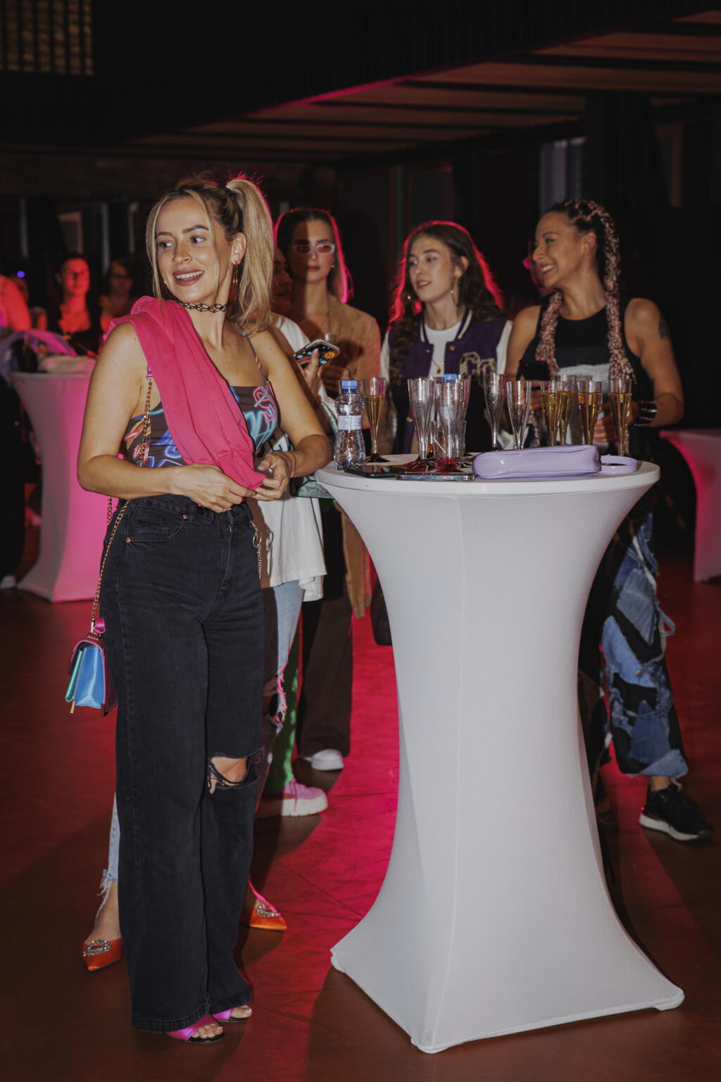 Na snímke Dominika Mirgová počas súkromnej predpremiéry videoklipu k pesničke 2004.