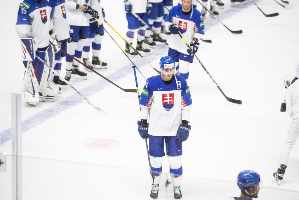 Na snímke uprostred Peter Cehlárik (Slovensko) po štvrťfinálovom zápase USA - Slovensko na 84. majstrovstvách sveta v ľadovom hokeji v lotyšskej Rige vo štvrtok 3. júna 2021. Za troch najlepších hráčov Slovákov na turnaji vyhlásili obrancu Mislava Rosandiča a útočníkov Mareka Hrivíka a a Petra Cehlárika. FOTO TASR - Jaroslav Novák