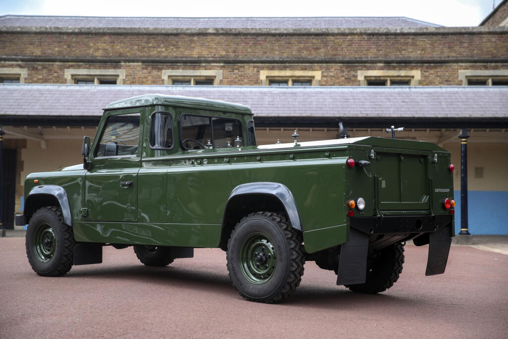 Rakvu s Philipom povezie špeciálne upravený Land Rover, ktorý princ sám pomáhal navrhnúť.