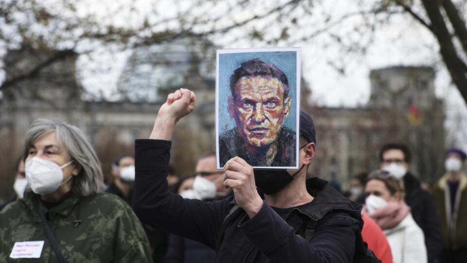 WA 11 Berlín - Demonštrant drží transparent s podobizňou vodcu ruskej opozície Alexeja Navaľného počas protestu proti jeho uväzneniu v blízkosti úradu nemeckej kancelárky v Berlíne v stredu 21. apríla 2021. FOTO TASR/AP
A man holds a poster with a drawing of Russian opposition leader Alexei Navalny, as he protests against the jailing of the Russian opposition leader near the chancellery in Berlin, Germany, Wednesday, April 21, 2021. In the background the Reichstag building with the German parli