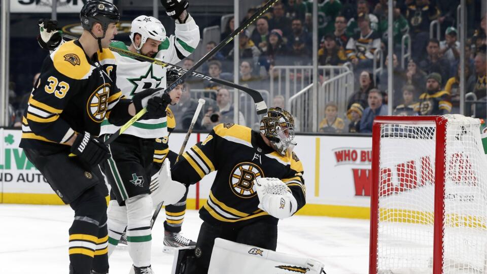 Slovenský reprezentačný brankár v drese Bostonu Bruins Jaroslav Halák (vpravo), kapitán Bostonu Bruins Zdeno Chára (vľavo) a hráč Dallasu Stars Jamie Benn (uprostred) počas zápasu zámorskej hokejovej NHL Boston Bruins - Dallas Stars v Bostone 27. februára 2020.