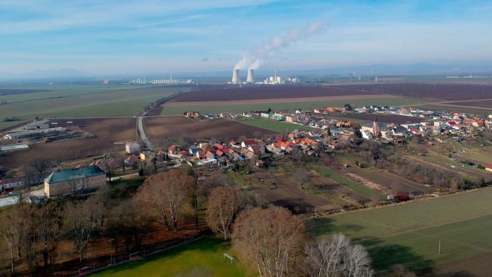 V minulosti sa obyvatelia Pečeniad živili najmä poľnohospodárstvom, dnes dochádzajú za prácou do okolitých miest. Najviac obyvateľov zamestnávajú atómové elektrárne.