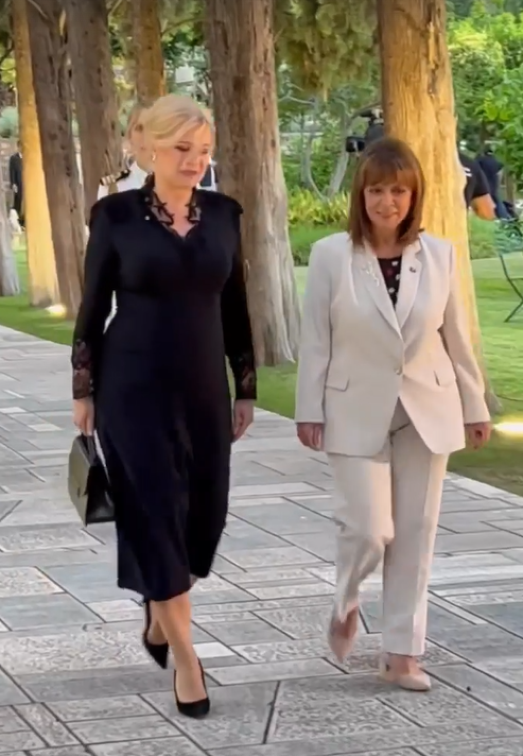 „Tieto čierne šaty sú veľmi pekné, strihovo jej pristanú, ladia s krivkami postavy. Skvele zladené s účesom,“ zhodnotila stylistka Ziegler outfit prezidentky. Hlave štátu však vytkla jednu drobnosť. „Nie som si ale istá tou kabelkou z protokolového hľadiska. Nemyslím, že by ju mala mať. Nosenie kabeliek je myslím výsada kráľovien,“ podotkla.