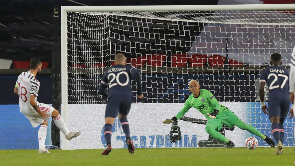 KK61 Paríž - Futbalista Bruno Fernandes z Manchestru United strieľa gól z penalty počas zápasu H-skupiny 1. kola skupinovej fázy Ligy majstrov Paríž St. Germain - Manchester United 20. októbra 2020 v Paríži. FOTO TASR/AP
Manchester United's Bruno Fernandes scores his side's opening goal from the penalty spot during the Champions League group H soccer match between Paris Saint-Germain and Manchester United at the Parc des Princes in Paris, France, Tuesday, Oct. 20, 2020. (AP Photo/Michel Euler)