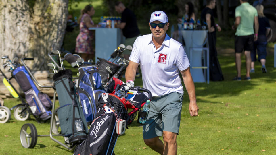 Peter Bondra počas golfového turnaja po rozlúčkovom zápase Mariána Hossu. Legendárny útočník si hneď vedľa areálu sušil svoj výstroj.