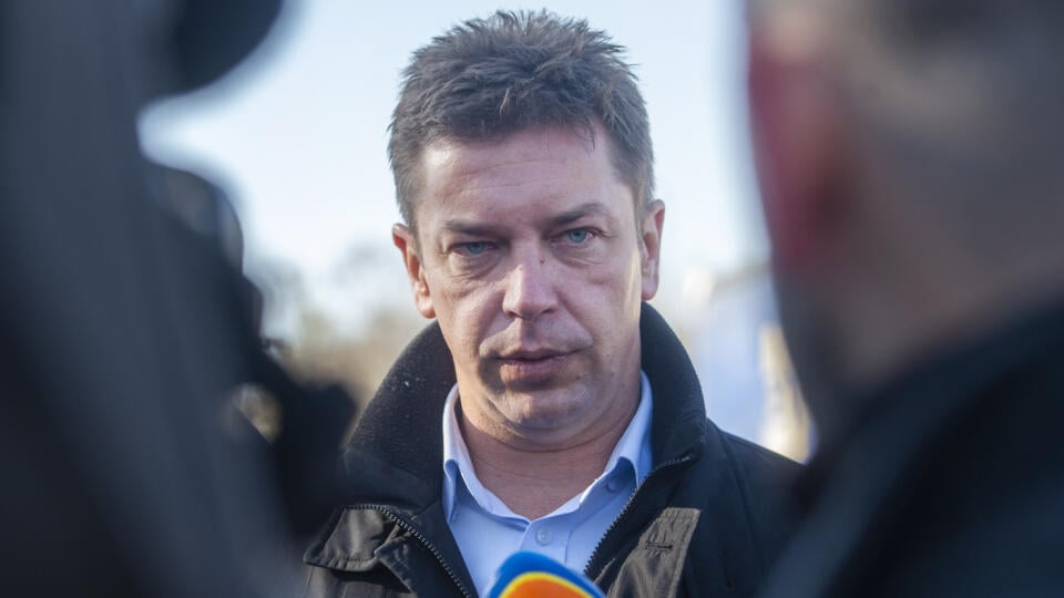 Na snímke minister dopravy a výstavby (MDV) SR Andrej Doležal (nominant Sme rodina) počas brífingu s novinármi na tému