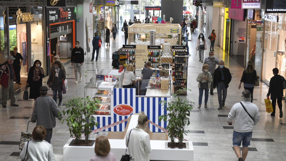 Mnohé prevádzky, napríklad v obchodných centrách, opäť pomaly ožívajú, rovnako ako centrum Aupark v Košiciach. Niektorí podnikatelia však zrejme zvážia možnosť súdiť sa so štátom o odškodné.
