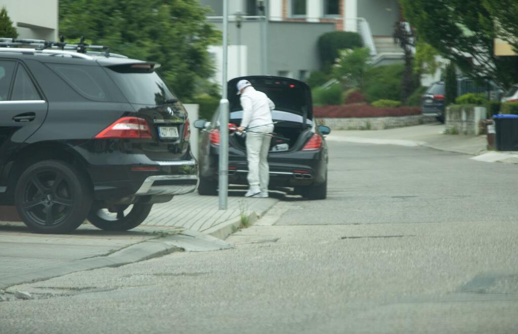 Hokejista si doviedol svoje dievčatá domov na konci pracovného týždňa a počas víkendu si našiel čas aj na golf.