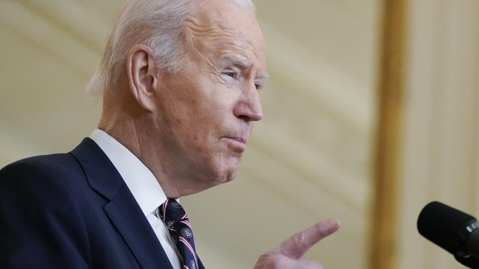 Americký prezident Joe Biden hovorí o Ukrajine počas tlačovej konferencie vo Washingtone 22. februára 2022. Americký prezident Joe Biden oznámil v utorok uvalenie rozsiahlych sankcií na ruské banky a oligarchov. Biely dom tiež avizoval posilnenie prítomnosti amerických vojakov v pobaltských krajinách.  FOTO TASR/AP