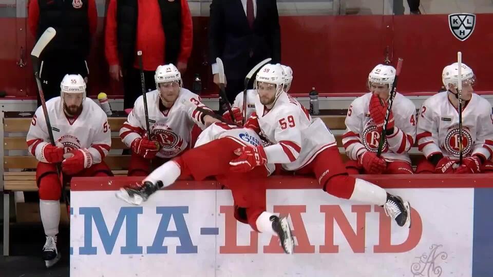 Kuriózny moment z KHL: Hokejista nevedel preliezť na striedačku, pomáhali mu spoluhráči