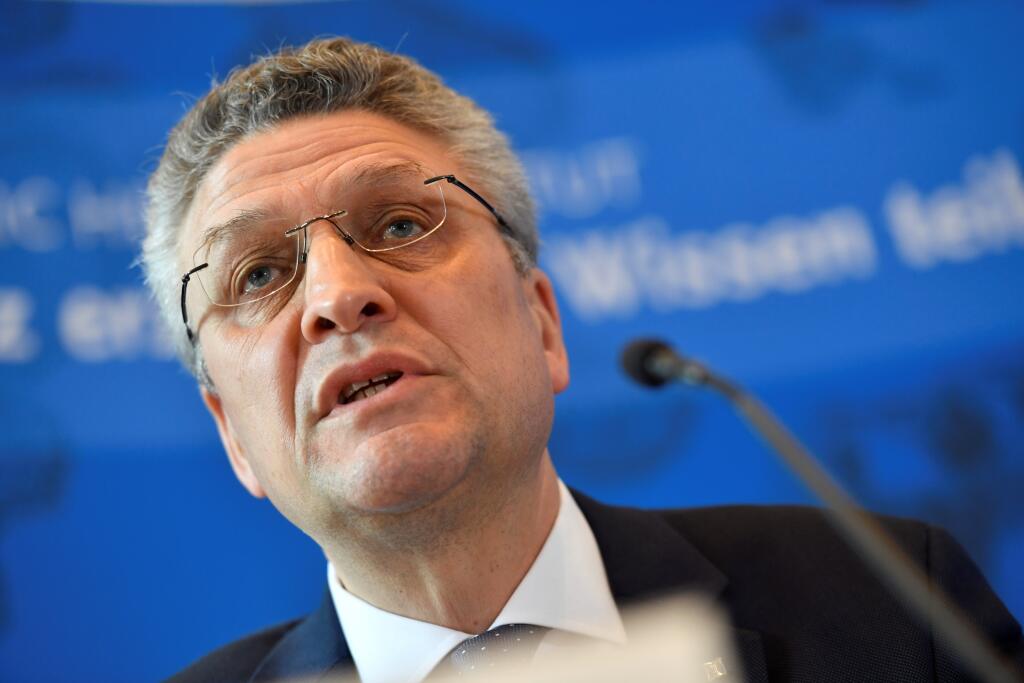 WA 25 Berlín - Prezident Inštitútu Roberta Kocha (RKI) Lothar H. Wieler počas tlačovej konferencie v Berlíne v utorok 7. apríla 2020. Počet potvrdených prípadov nákazy novým koronavírusom stúpol v Nemecku za posledných 24 hodín o 3834 na 99.225. Ide o nárast v počte nových denných prípadov oproti posledným štyrom dňom, keď počet nových infikovaných klesal. Vyplýva to z utorkových údajov Inštitútu Roberta Kocha (RKI), píše agentúra Reuters. FOTO TASR/AP



The President of the Robert Koch Institu