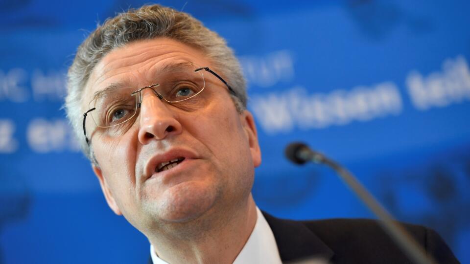 WA 25 Berlín - Prezident Inštitútu Roberta Kocha (RKI) Lothar H. Wieler počas tlačovej konferencie v Berlíne v utorok 7. apríla 2020. Počet potvrdených prípadov nákazy novým koronavírusom stúpol v Nemecku za posledných 24 hodín o 3834 na 99.225. Ide o nárast v počte nových denných prípadov oproti posledným štyrom dňom, keď počet nových infikovaných klesal. Vyplýva to z utorkových údajov Inštitútu Roberta Kocha (RKI), píše agentúra Reuters. FOTO TASR/AP
The President of the Robert Koch Institu