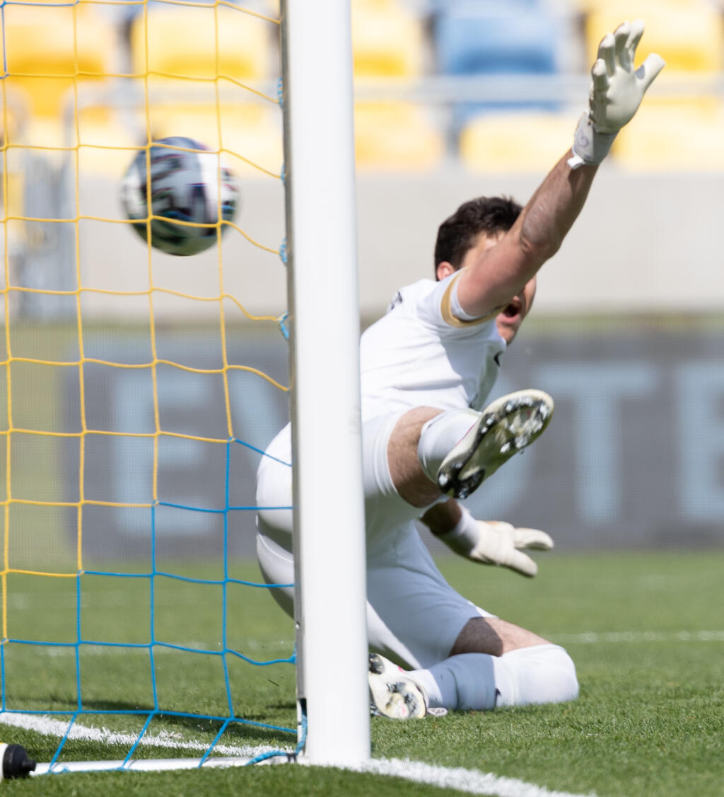 Na snímke brankár Žiliny Samuel Petráš dostáva gól z penalty počas zápasu 7. kola nadstavbovej časti Fortuna ligy v skupine o titul medzi FC DAC 1904 Dunajská Streda - MŠK Žilina 1. mája 2021 v Dunajskej Strede. FOTO pre TASR - Nándor Fekete