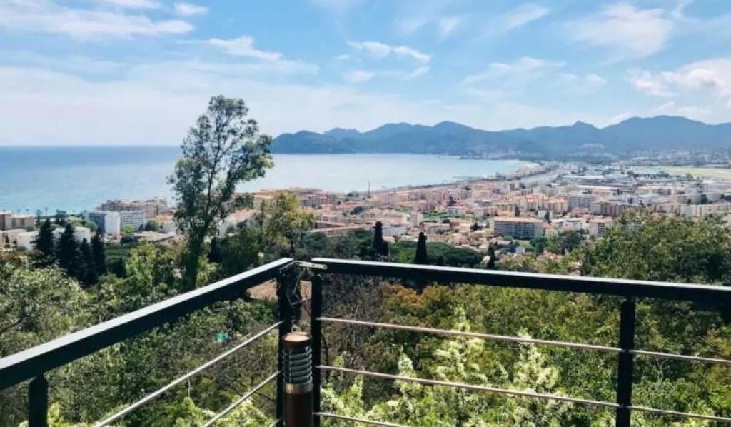 Našli sme Počiatkovu vilu. Vo Francúzsku má biznis s realitami