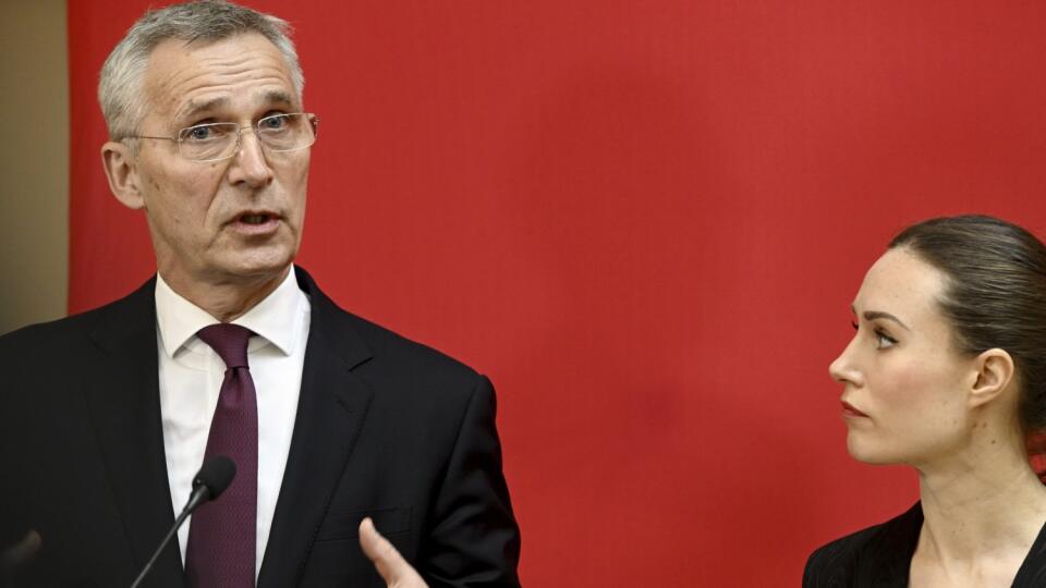 Generálny tajomník Severoatlantickej aliancie Jens Stoltenberg a fínska premiérka Sanna Marinová počas tlačovej konferencie 28. februára 2023 v Helsinkách. Generálny tajomník Severoatlantickej aliancie Jens Stoltenberg v utorok uviedol, že Ukrajina sa