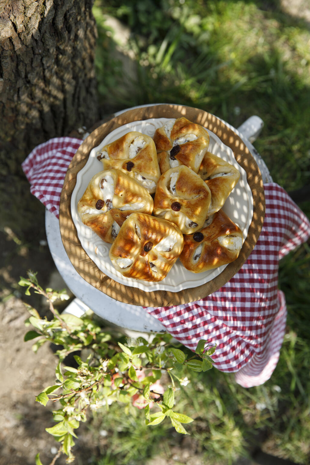 Kysnuté šatôčky plnené tvarohom a hrozienkami