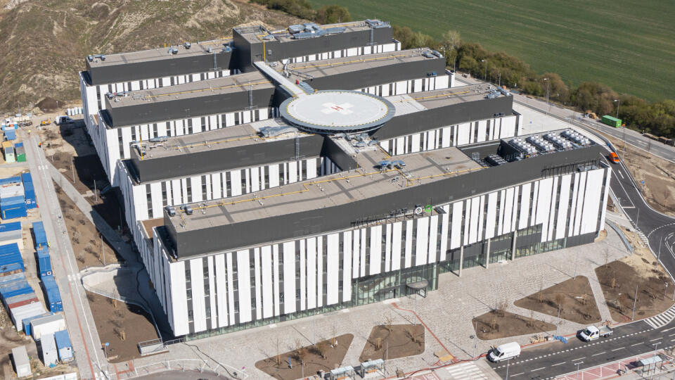 Na snímke z dronu výstavba novej nemocnice v lokalite Bory. Bratislava, 24. apríla 2022. FOTO TASR - Michal Svítok