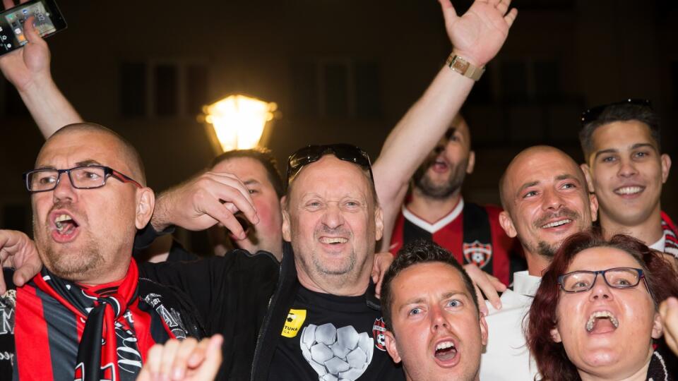 Majstrovské oslavy titulu v podaní trnavských fanúšikov, hráčov aj majiteľa klubu Vladimíra Poóra.